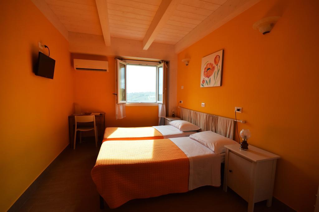 Agriturismo Al Rifugio Divino Belvedere Ostrense Luaran gambar